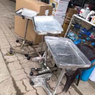 Bàn tít đựng dụng cụ phẫu thuật