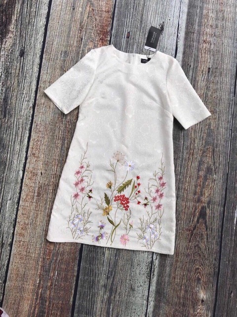 Váy gấm thêu hoa