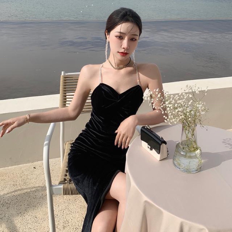 Đầm nhung đen dự tiệc dáng dài xẻ đùi hở lưng phối dây đá sáng ánh trắng