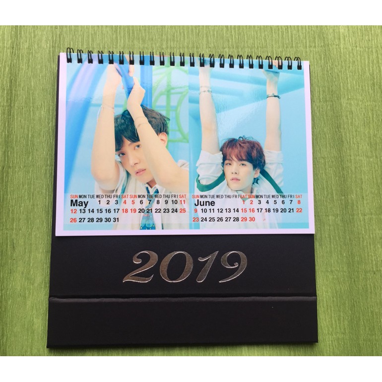 Lịch BTS 2019  lịch để bàn BTS năm 2019 tặng 1 móc khóa BTS