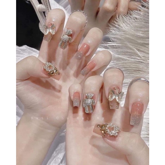 Cham gắn móng nail