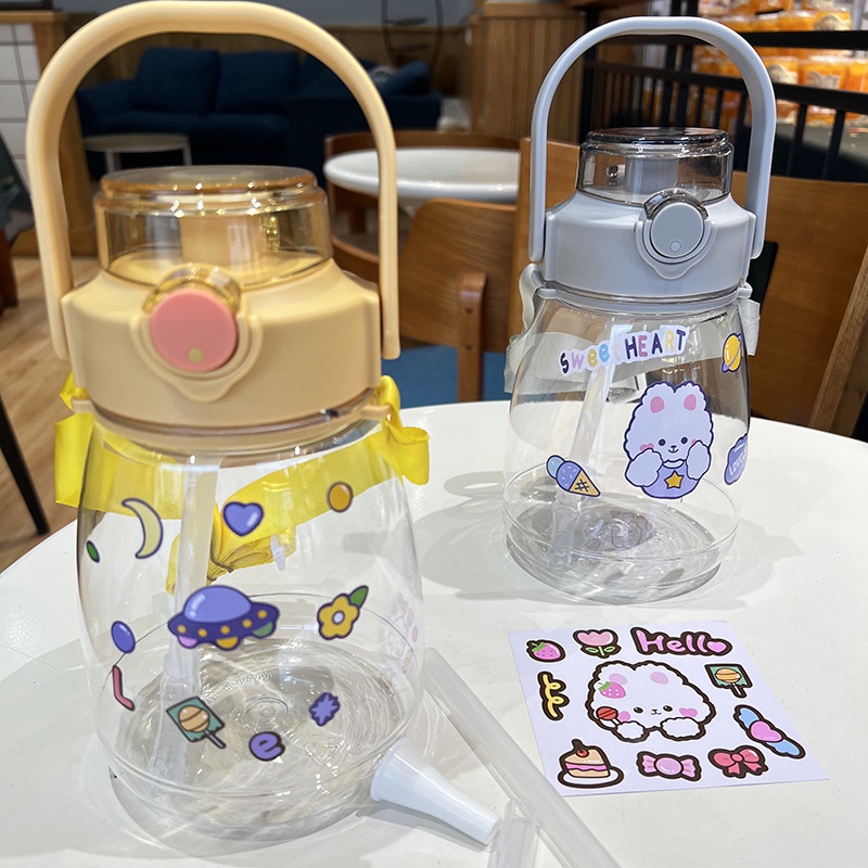Bình nước 1,3L Bình đựng nước cute chịu nhiệt tốt và ống hút, quai đeo chéo tiện lợi