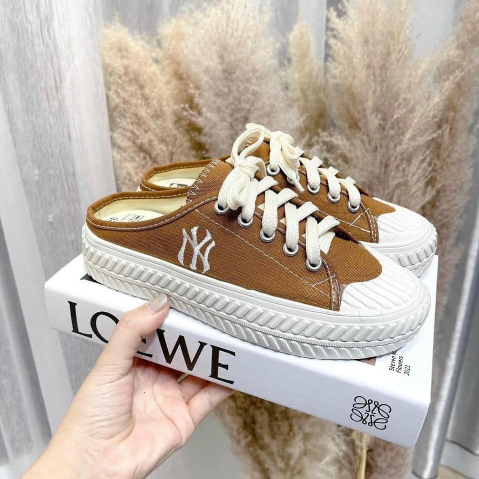 Giày sục thể thao nữ thêu chữ N sục bata đạp gót đế bánh mì 3cm màu nâu tây hot trend 2022