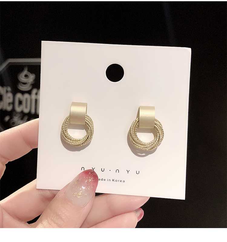 Đôi bông tai thời trang Hàn Quốc dễ dàng phối trang phục độc đáo