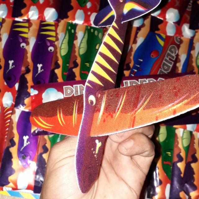 Một chiếc máy bay phóng tay bằng xốp rất đẹp