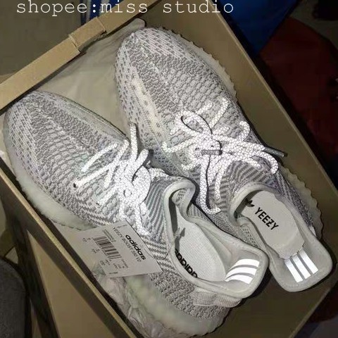 Closer look at yeezy v2 Black Static, Reflective laces