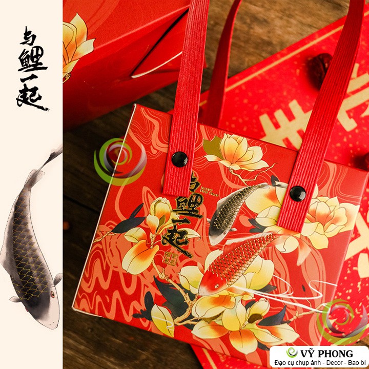 HỘP ĐỰNG BÁNH KẸO QUÀ TẶNG TẾT CÓ QUAI XÁCH TRANG TRÍ CÁC DỊP XUÂN NĂM MỚI HÌNH CÁ CHÉP MÈO CHIÊU TÀI HBK-0053 | BigBuy360 - bigbuy360.vn