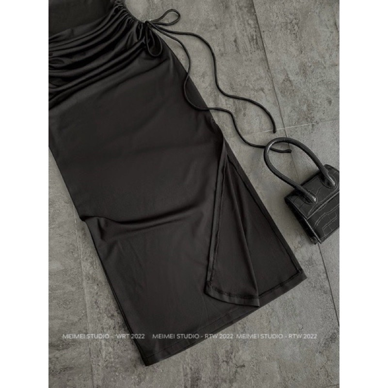 Váy rúm khuy vàng màu đen size M