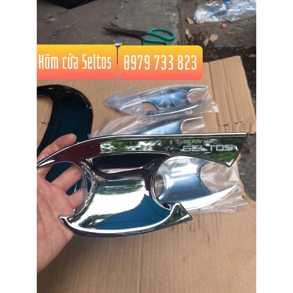 Ốp tay nắm cửa , hõm cửa KIA SELTOS 2020, NHỰA vân carbon ABS cao cấp