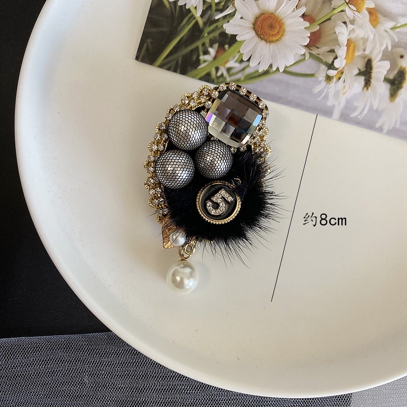 Ghim cài áo hình 5 bông hoa đính ngọc trai sang trọng