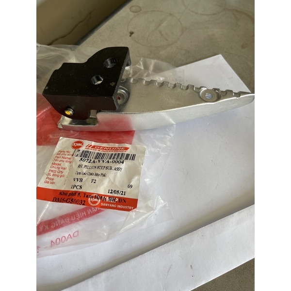 Gác chân sau bên phải /trái xe Shark SYM