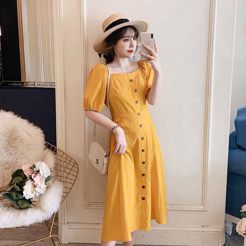 Đầm vàng bẹt vai phối nút xinh MAGB2606203