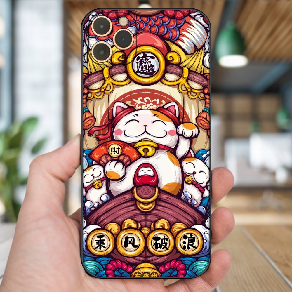 Ốp lưng iPhone 11 Pro Max dẻo đen cạnh vuông in hình Mèo Thần Tài dễ thương