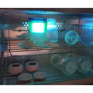 Máy tiệt trùng bình sữa tia uv và sấy khô.