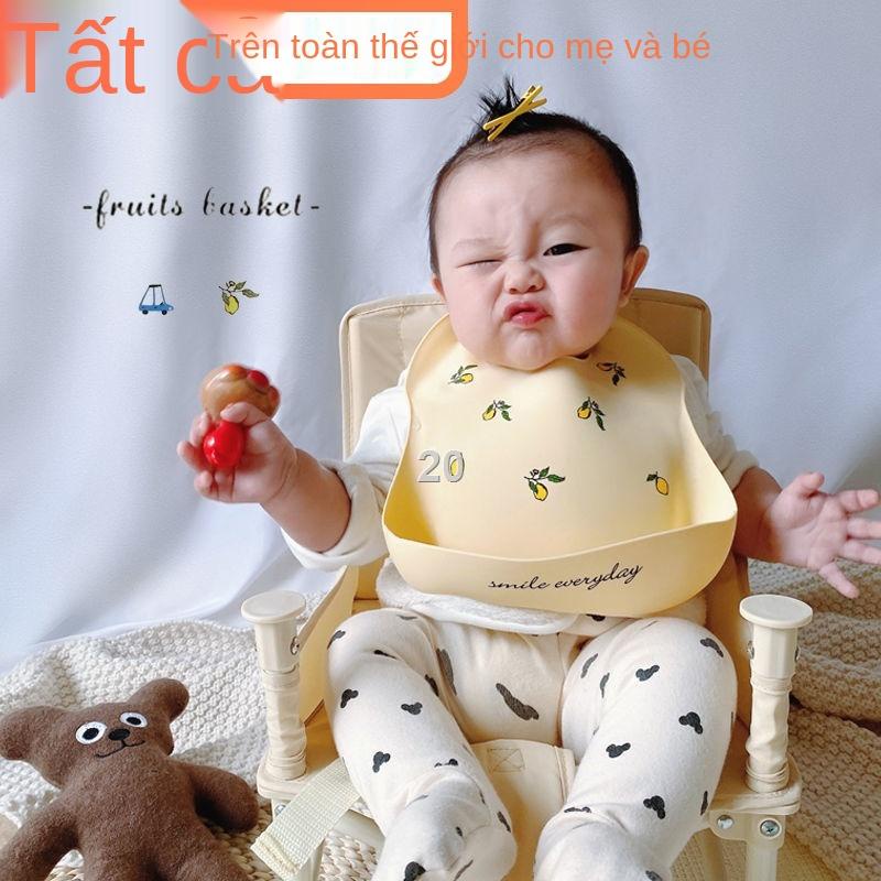 Em bé ăn cơm túi silicone khăn nước bọt Đan Mạch Mushie cùng một đoạn có thể điều chỉnh không thấm Yếm trẻ