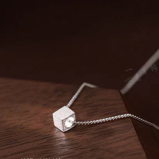 Dây chuyền mặt vuông nữ khối kim loại trang sức