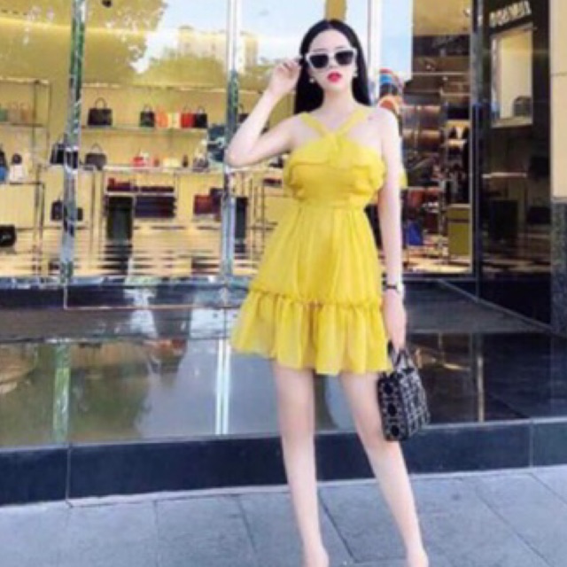 Đầm xoè voan cổ yếm