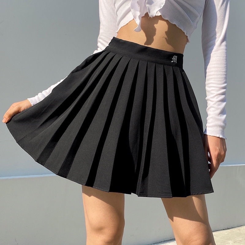 Chân váy xếp ly tennis đen trắng lưng cao hoạ tiết thêu | BigBuy360 - bigbuy360.vn