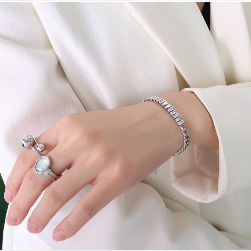 Lắc Tay Xích Đính Đá Nhân Tạo Titan Ko Đen TT 3882