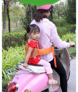 Đai an toàn cho bé ngồi xe máy