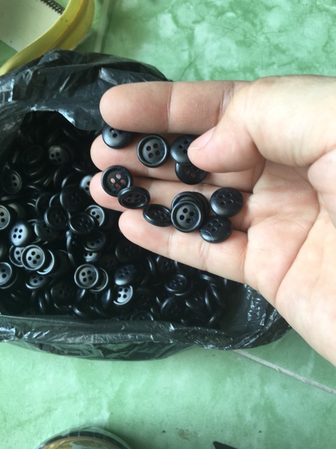 Nút áo 2 lỗ ,4 lỗ 20k/100 viên