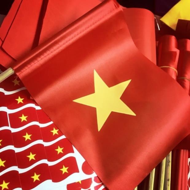 COM BO 10 CỜ VẪY KHAI GIẢNG CỜ ĐỎ SAO VÀNG CẦM TAY LOẠI VẢI HÀNG ĐẸP