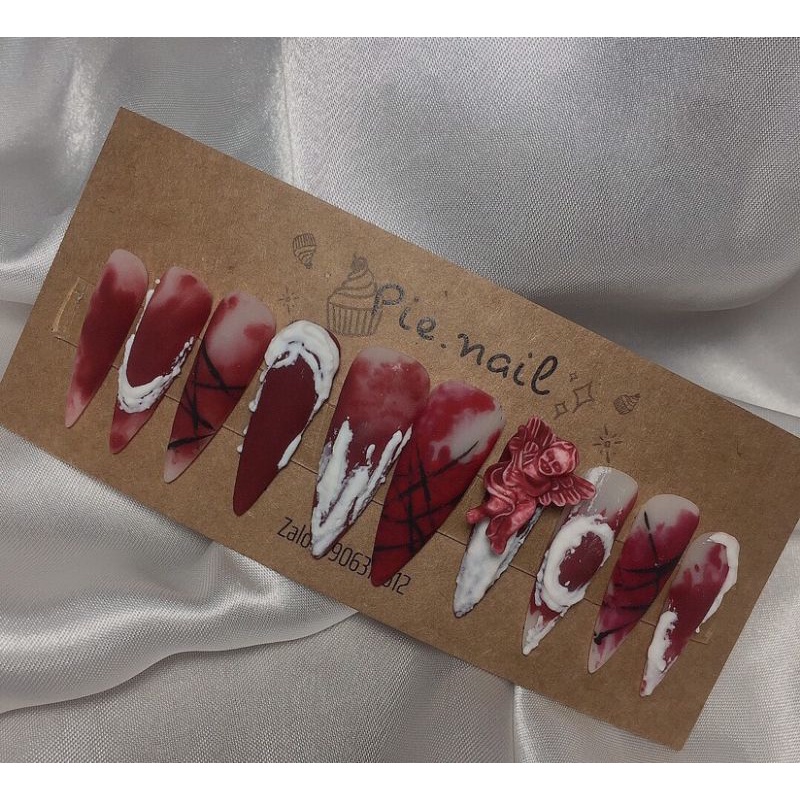 Nailbox nhọn dài loang vân đỏ, đính charm thiên thần