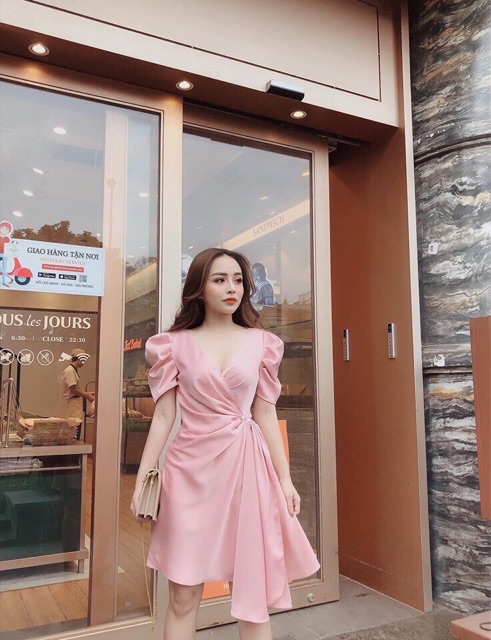 Đầm dự tiệc phi cổ V cài trâm | BigBuy360 - bigbuy360.vn