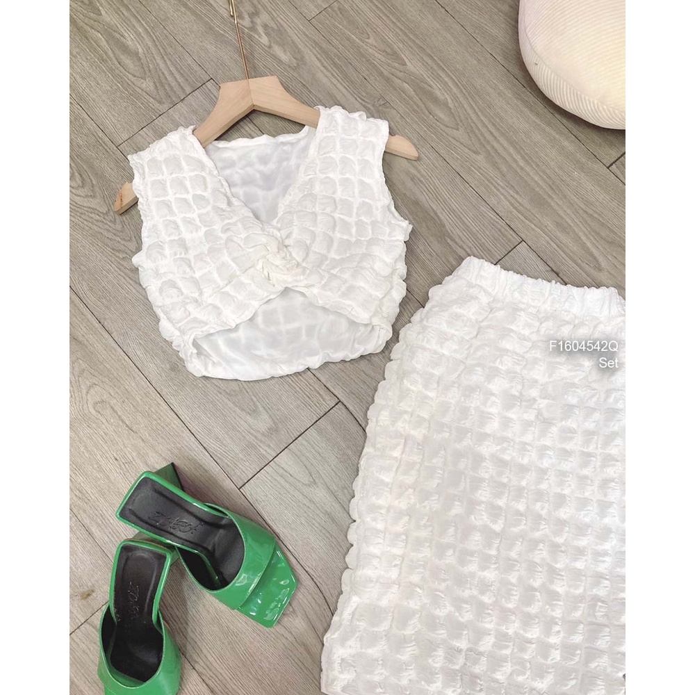 Set xốp trắng áo croptop xoắn ngực sát nách phối chân váy ôm xẻ tà sau dáng dài!
