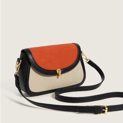 Túi xách nữ đeo chéo cài khuy vàng lillia house.