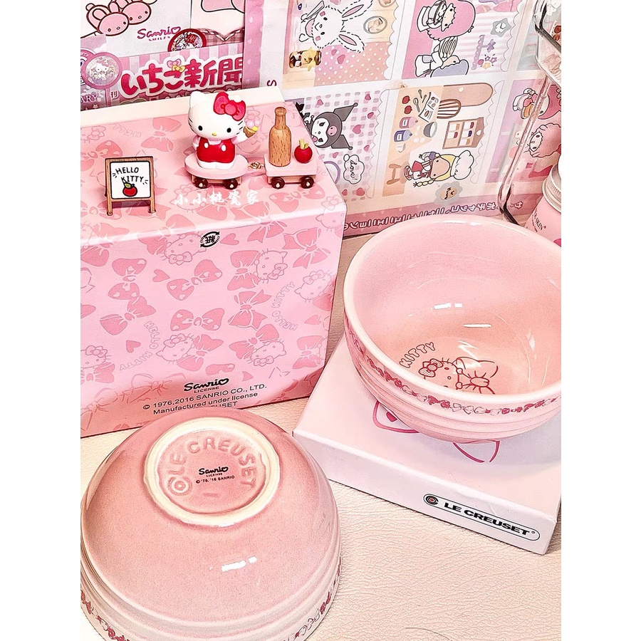 Bộ Bát Sứ Cao Cấp Le Creuset Gồm Bát Và Thìa Họa Tiết Hello Kitty Xinh Xắn, Đáng Yêu Màu Hồng