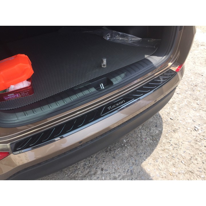 Ốp chống trầy cốp Hyundai Tucson 2022 – Titan(hàng cao cấp)