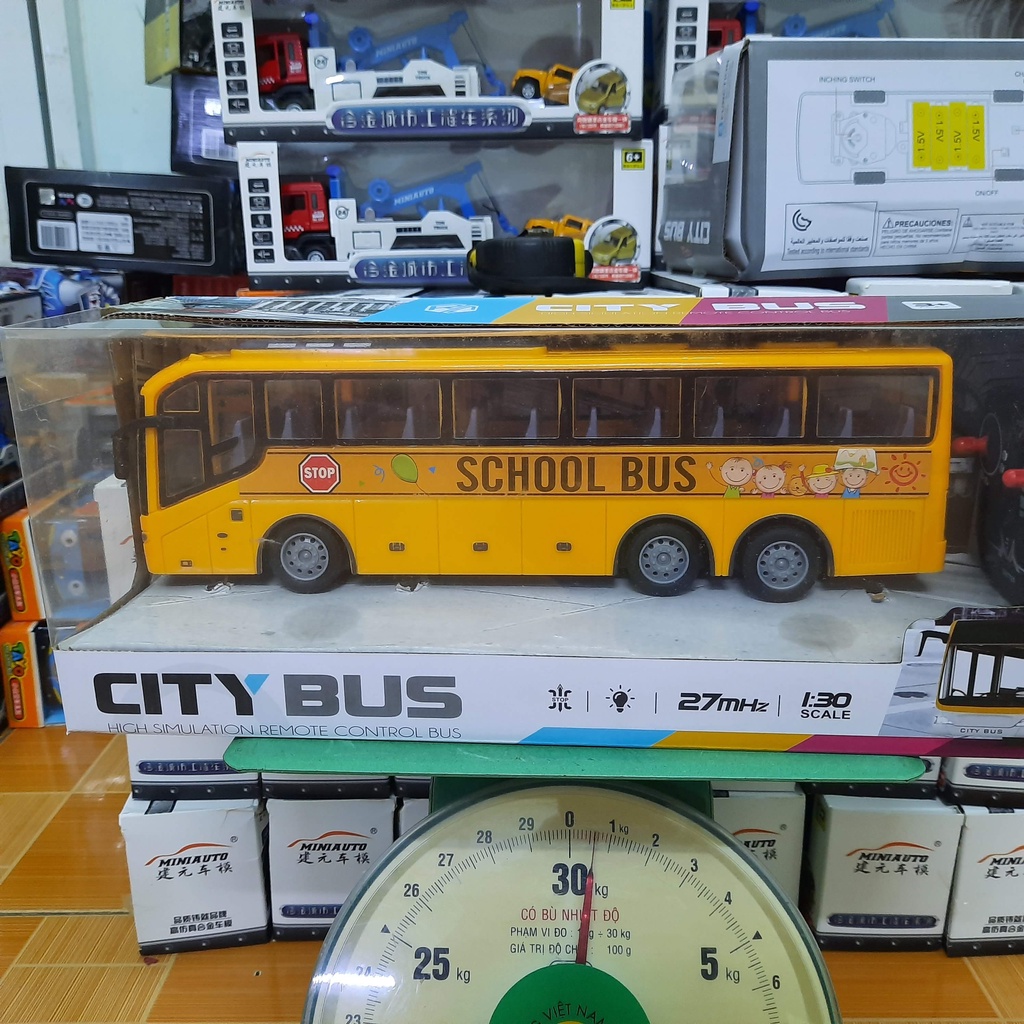 Xe ô tô School bus điều khiển từ xa sóng 27mhz sử dụng pin AA có đèn sáng mô hình bằng nhựa tỉ lệ 1:30