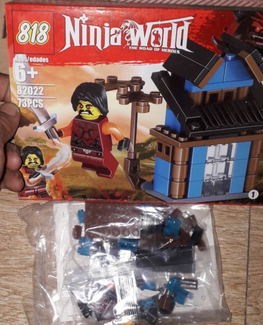 Lắp ráp 1 hộp LegoNinja 82022 có nhiều chi tiết bằng nhựa ABS rất đẹp
