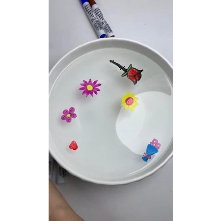 Bộ 12 màu kèm 1 thì chìa vẽ hình bồng bềnh trên nước
