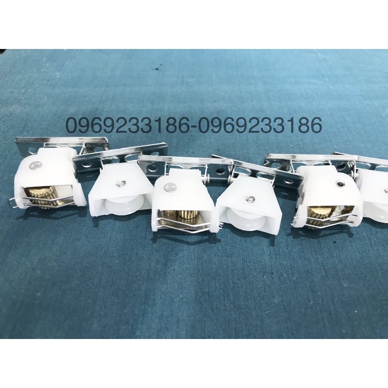Ròng rọc tự khoá kéo đồ vật 1 bộ 2 sản phẩm như hình và Phụ kiện bắt rèm tre. Ròng rọc kéo mành tre, ròng rọc bạt dù.