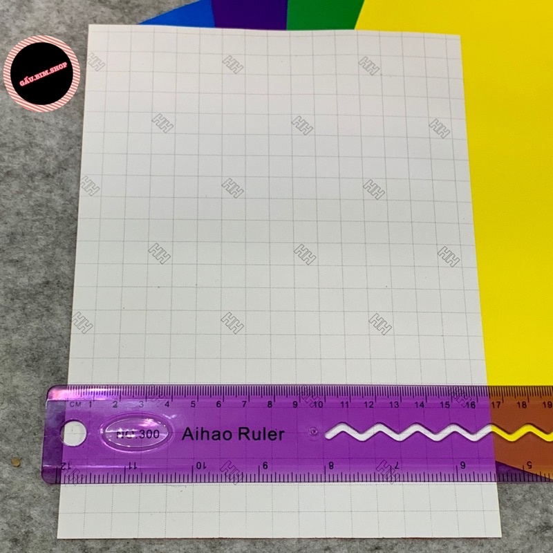 Giấy thủ công 5 màu (loại giấy bóng cao cấp) kích thước: 22x16,5 cm