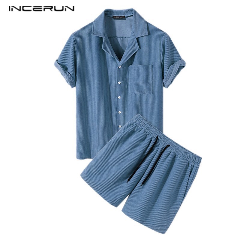Trang phục áo sơ mi tay ngắn và quần short vải nhung phong cách trẻ trung cho nam
