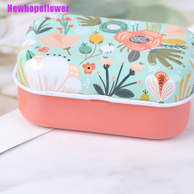 Hộp Thiếc Với Hoa Đáng Yêu