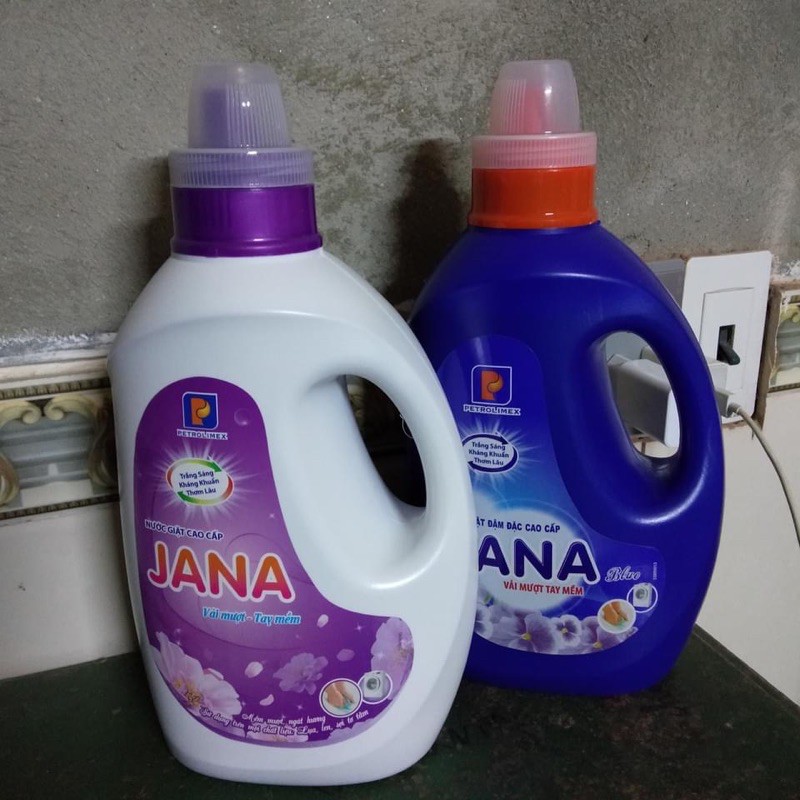 Nước giặt jana can màu xanh