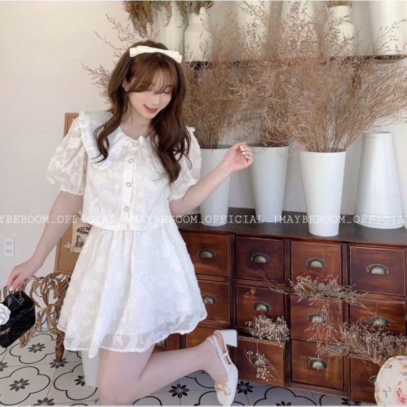 set áo crop trắng hoa nổi cổ sen + chân váy