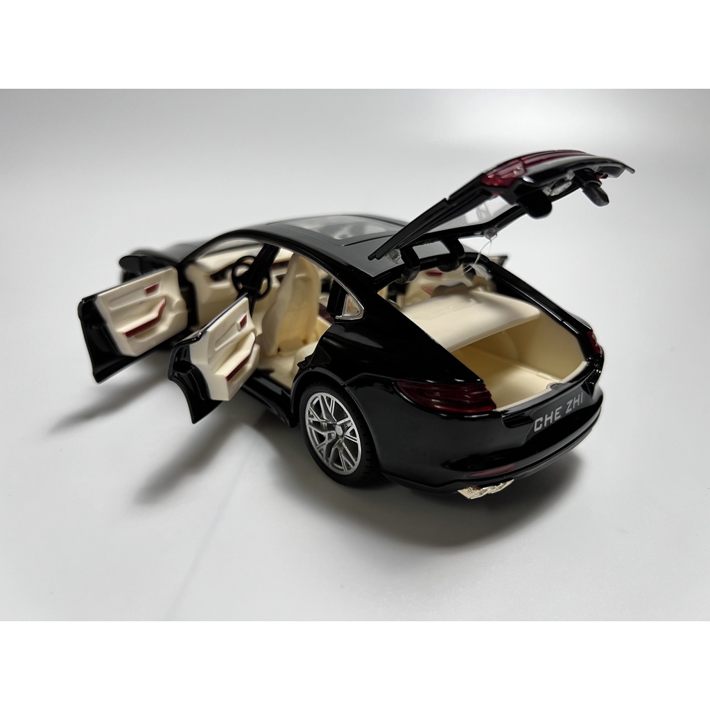 Mô hình xe Porsche Panamera tỉ lệ 1:24