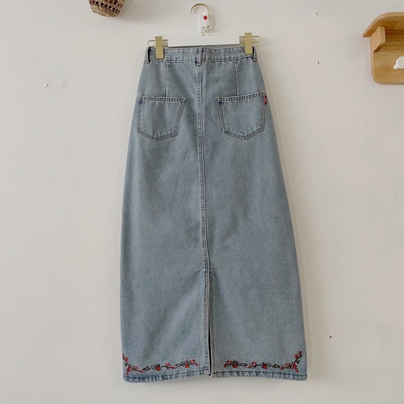 [ẢNH ĐỘC QUYỀN MEGGIECLOSET] Chân váy jean suông thêu hoa | BigBuy360 - bigbuy360.vn