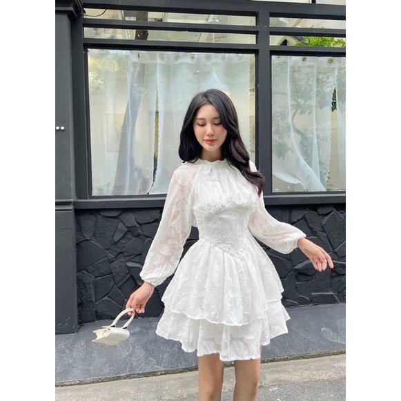 Đầm xoè vol thêu hở lưng tay dài trắng - xanh