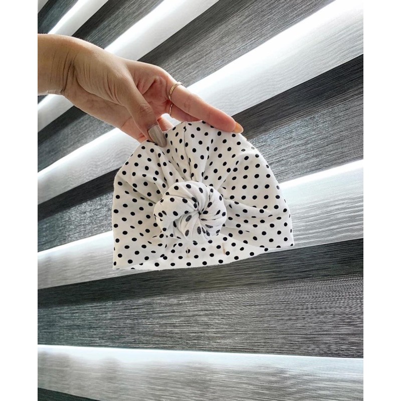 Turban chấm bi đo và trắng