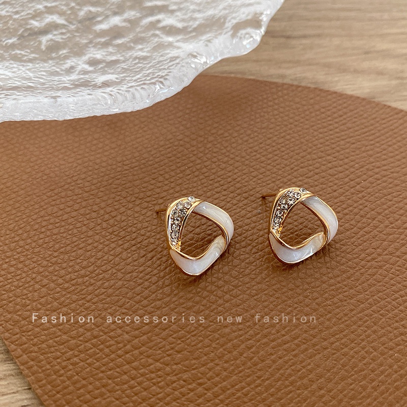 Khuyên Tai Nữ Trang Tạo Hình Độc Đáo