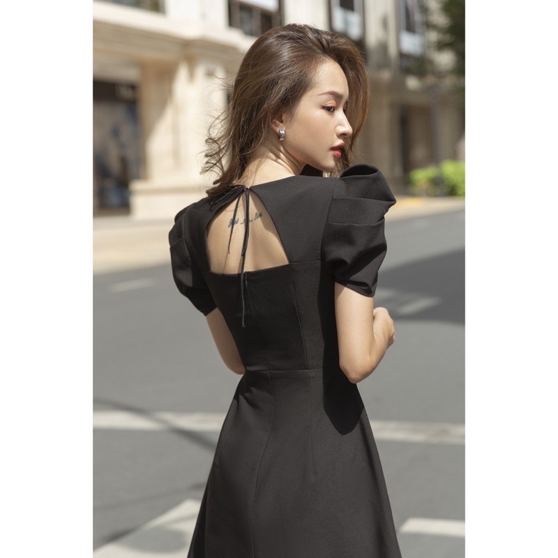 RECHIC Đầm Berley Màu Be cổ vuông tay phồng cột nơ lưng hiện đại sang trọng gợi cảm