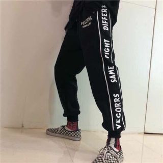 Quần jogger viền chữ