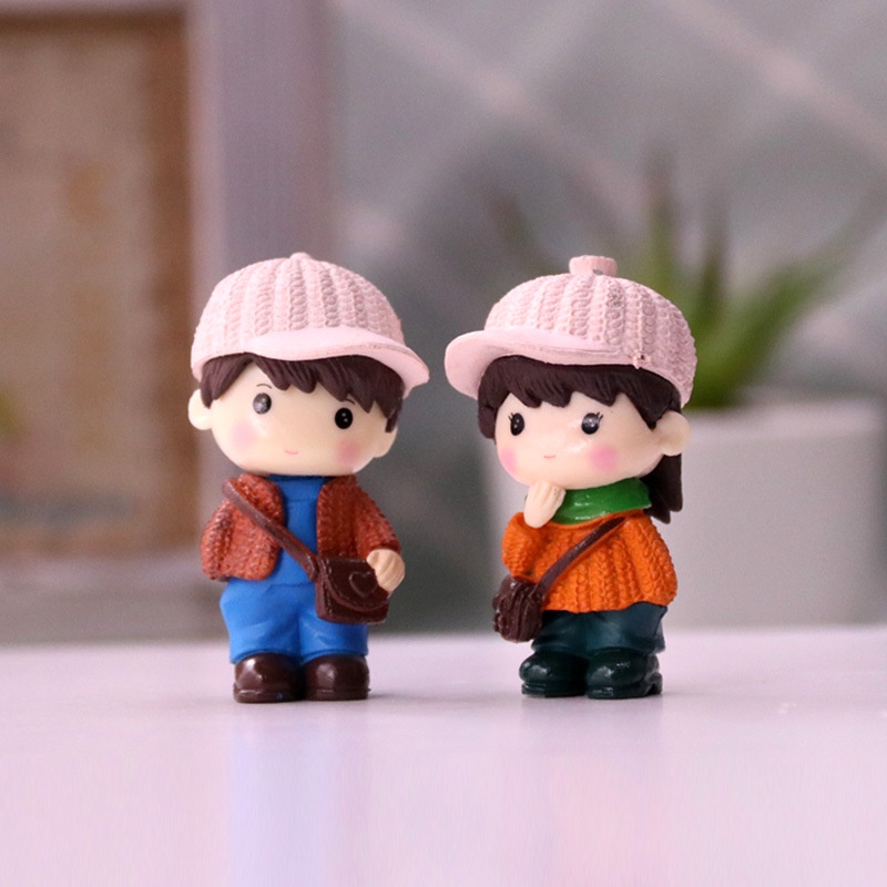 Mô Hình Tiểu Cảnh Trang Trí Ô Tô Bàn Làm Việc Cặp Đôi Học Sinh Đội Mũ Len Dễ Thương - Phụ Kiện Decor Xe Hơi Hitechlife