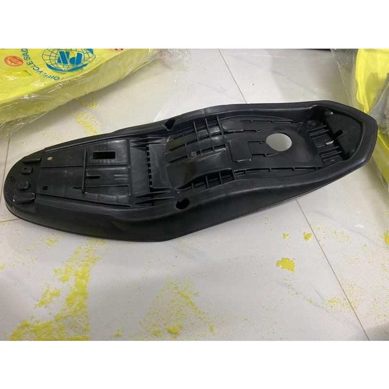 Đế yên Sirius Fi , bao cứng và đã đổ chống gãy